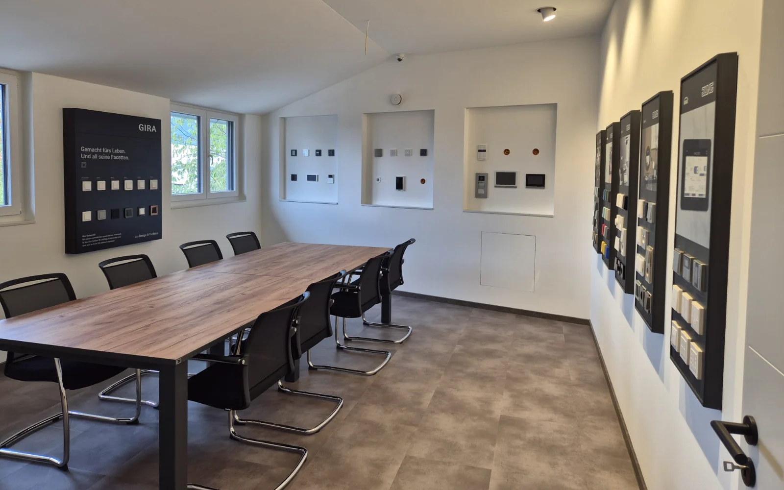 Showroom Übersicht mit Beratungstisch und Musterwänden