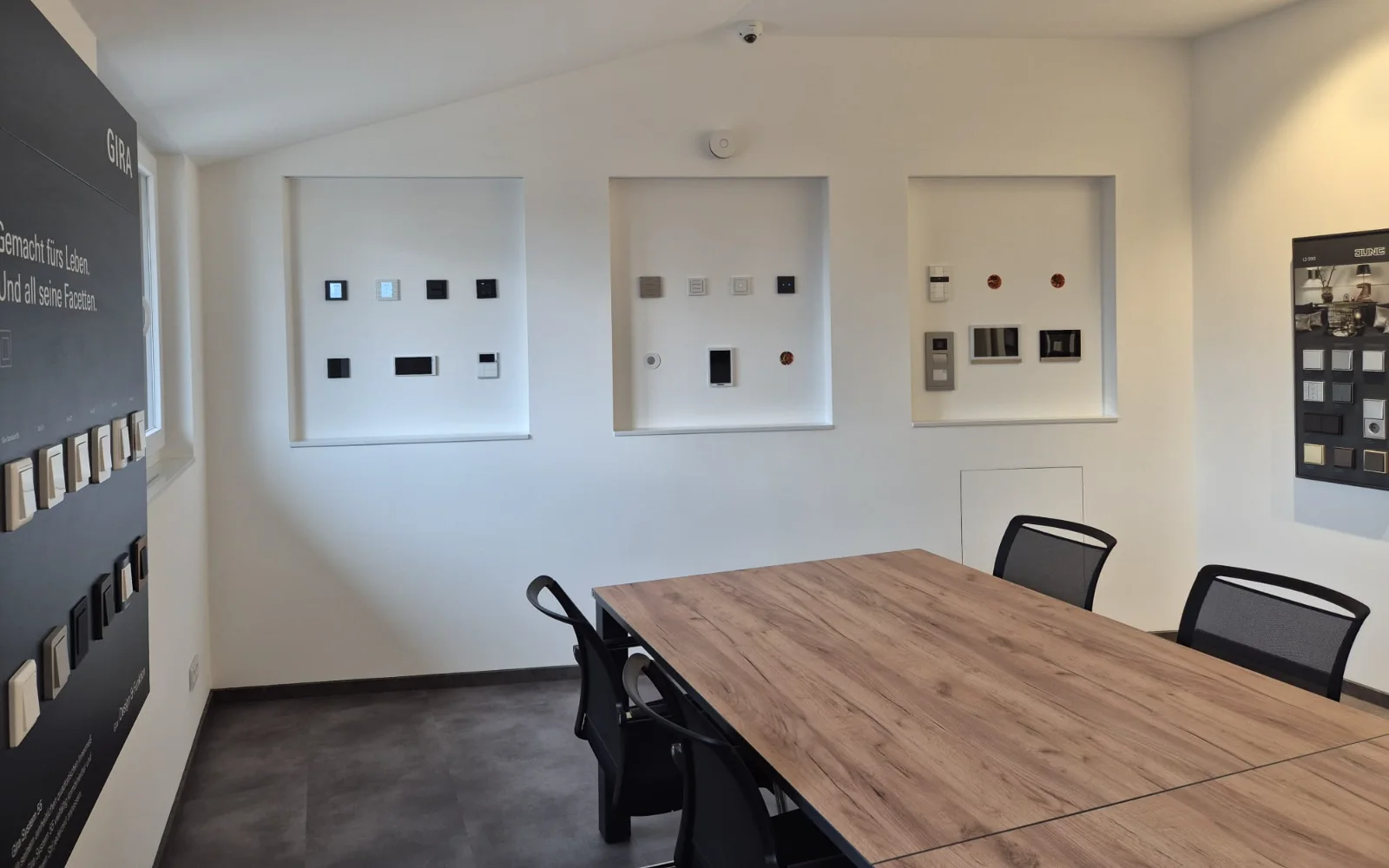 Wandnischen mit Tastern, Displays und Türstationen